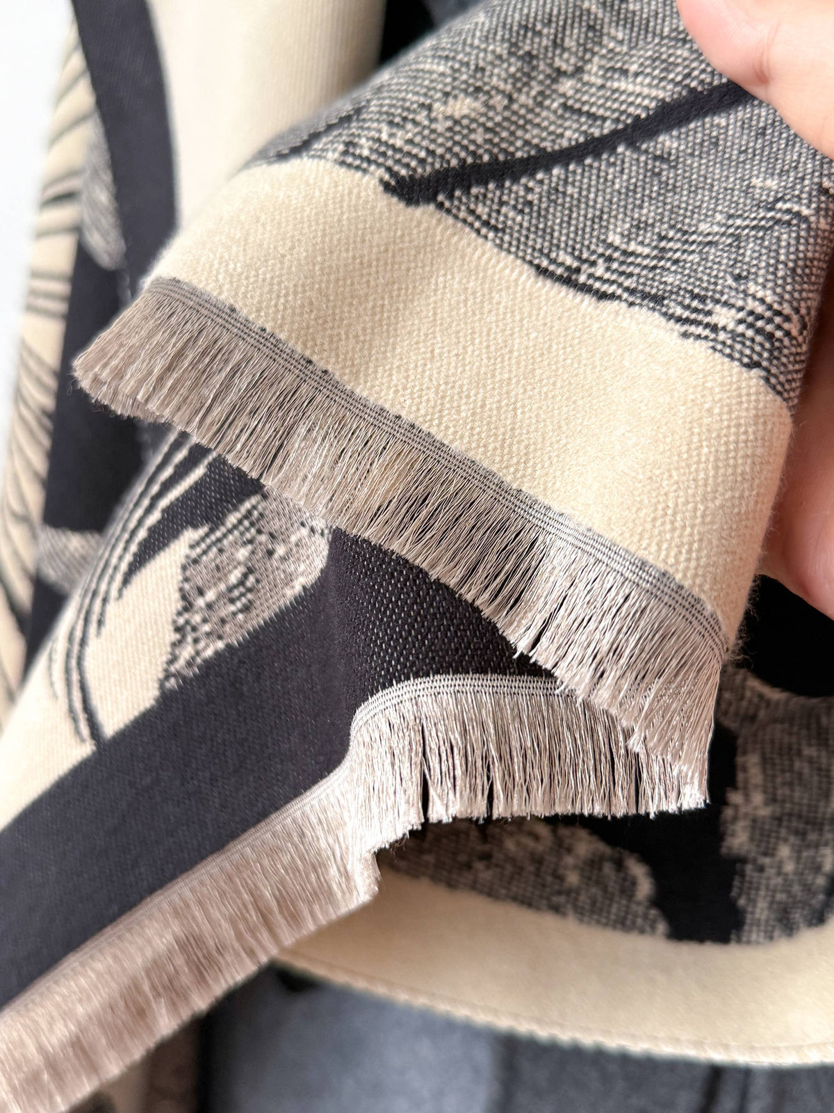 Black / Cream Large Wrap