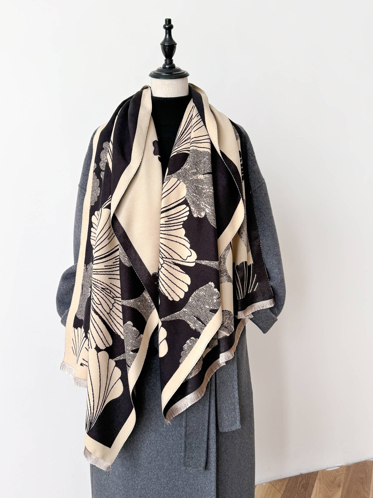 Black / Cream Large  Wrap