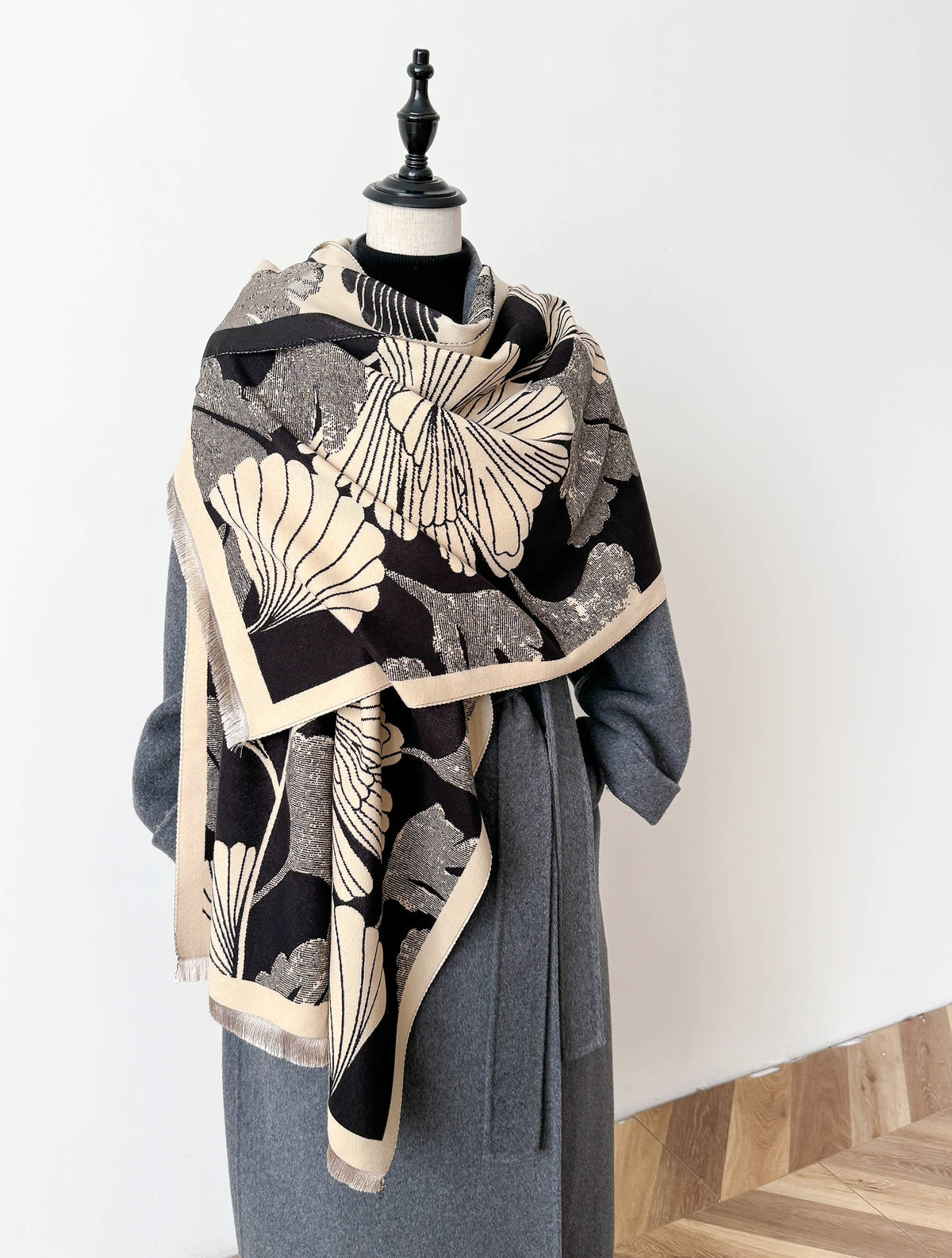 Black / Cream Large  Wrap