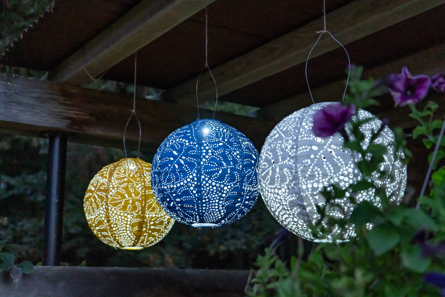 Stella Monstera Solar Lantern - Porcelain