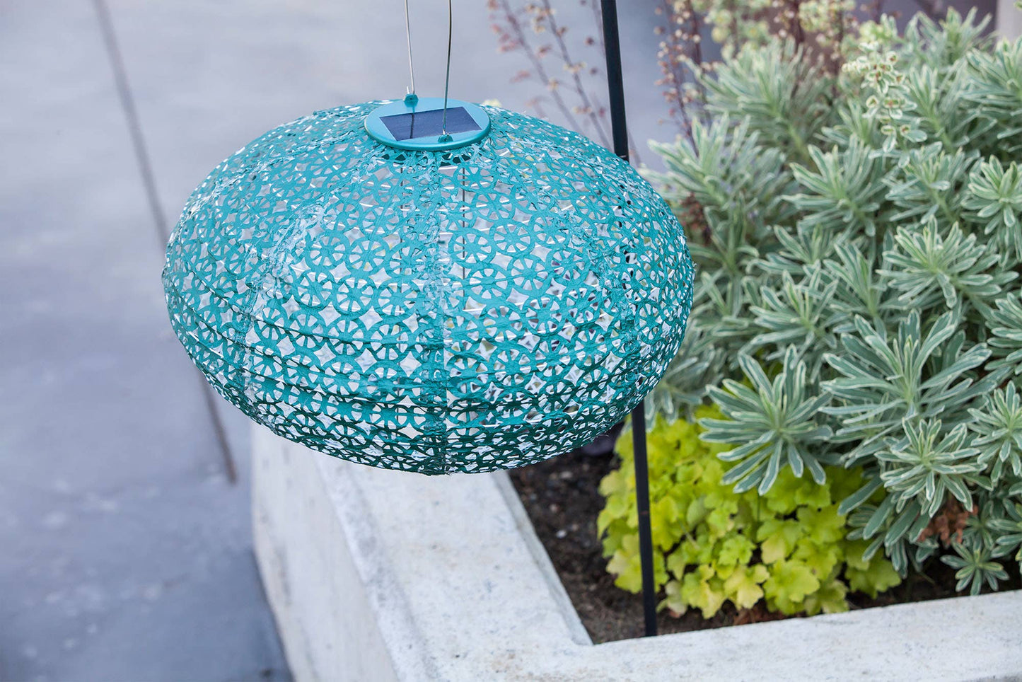 Stella Oval Wagon Wheel Solar Lantern - Met Emerald